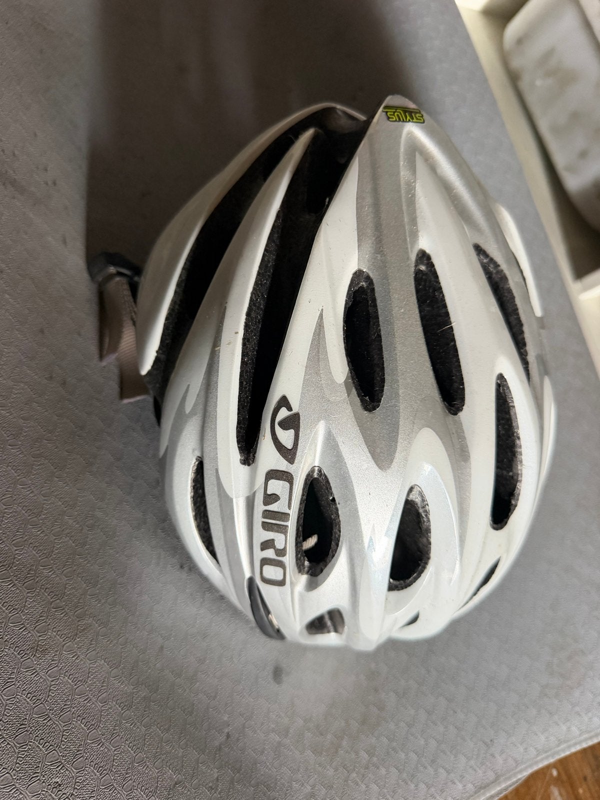 Giro fietshelm - Wit/Grijs - Maat M, Fietsen en Brommers, Fietsaccessoires | Fietshelmen, Ophalen of Verzenden, Gebruikt, M, Heer of Dame