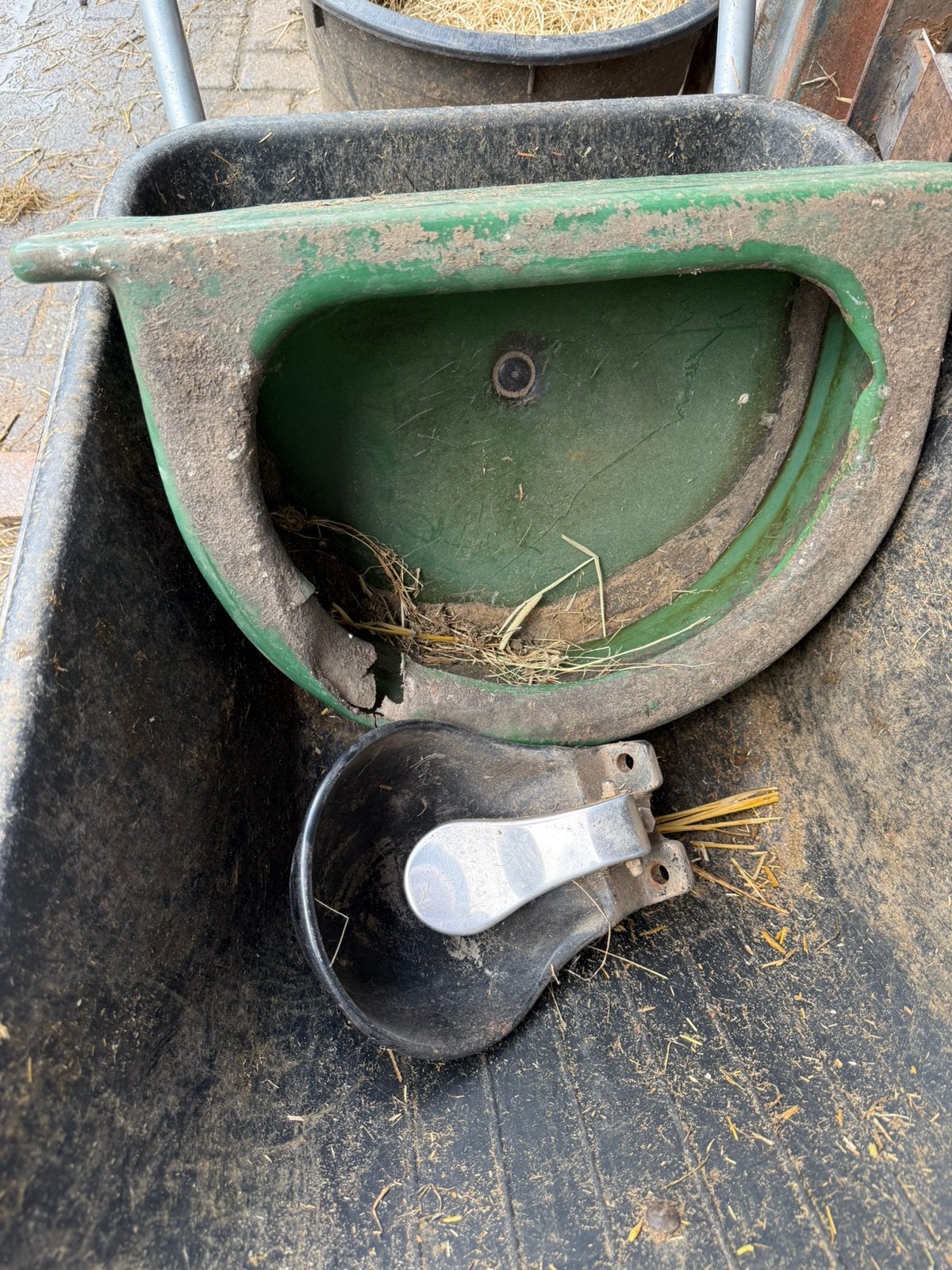Paardenvoerbak en drinkbak, Ophalen, Gebruikt