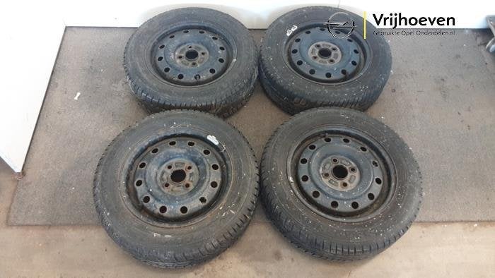 Velgen set + winterbanden van een Opel Agila (Agila 08-), Gebruikt, -, -, Ophalen of Verzenden