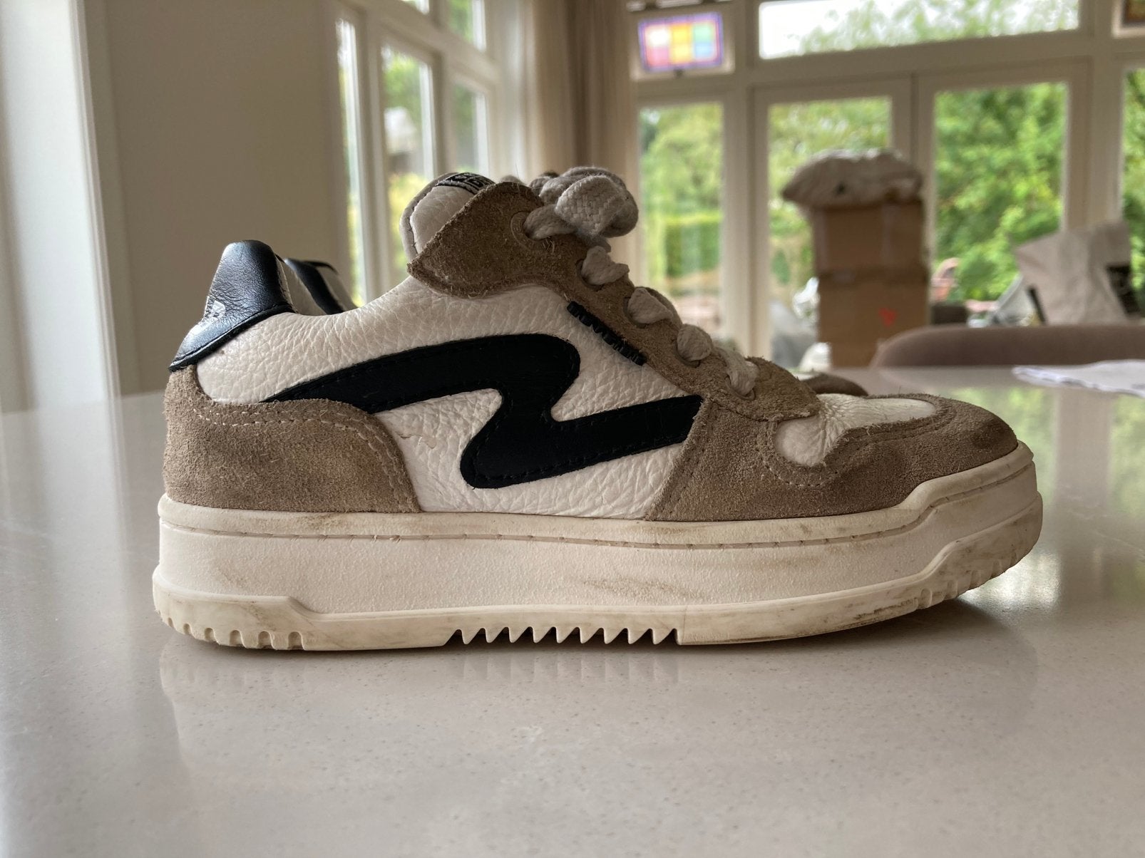 Als nieuw: Develab leren sneakers in beige /zwart/wit, mt 29, Schoenen, Ophalen of Verzenden, Zo goed als nieuw, Jongen