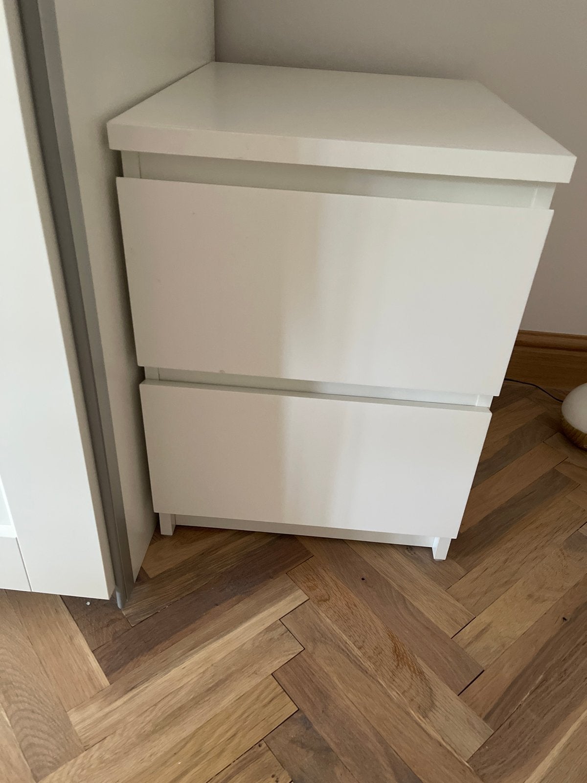 Wit nachtkastje met 2 lades IKEA, Huis en Inrichting, Slaapkamer | Nachtkastjes, Ophalen, Gebruikt, Minder dan 45 cm, 55 tot 70 cm