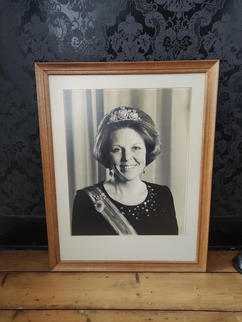 Staatsieportret Koningin Beatrix in lijst, Ophalen