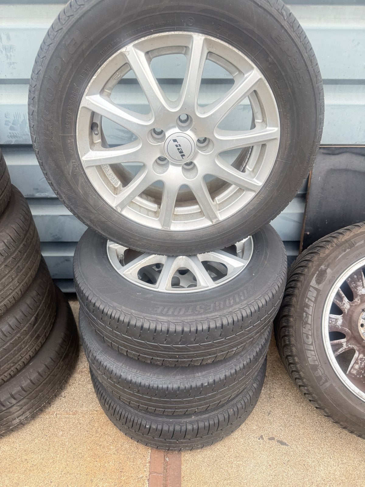 Velgen met banden toyota yaris en subaru trezia, 15 inch, Banden en Velgen, Zomerbanden, 185 mm