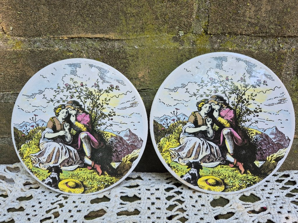 2 Vintage Keramiek Onderzetters met Romantische Afbeelding, Gebruikt, Steen/keramiek, Meerkleurig, Ophalen of Verzenden