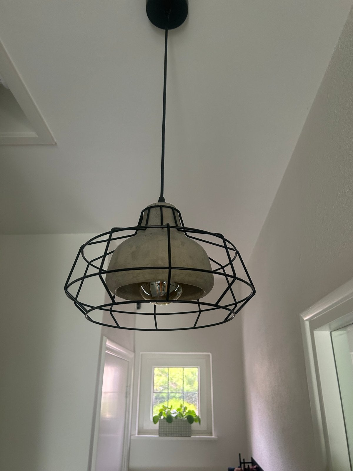 Industriële hanglamp met metalen kooi en betonnen kap, Ophalen, Zo goed als nieuw, Metaal, E27 (groot)