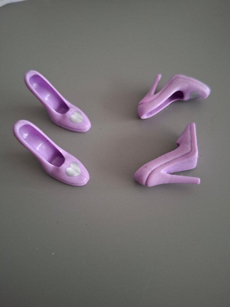 barbie 2 paar paarse pumps /schoenen met zilveren hartje, Verzamelen, Ophalen of Verzenden, Gebruikt, Accessoires
