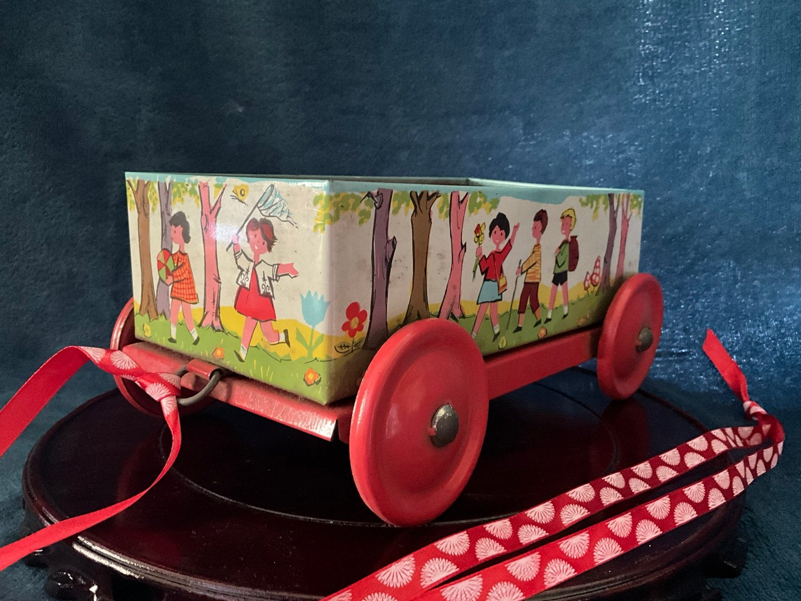 charmante antieke blikken trekwagen vrolijke kindertaferelen, Ophalen of Verzenden