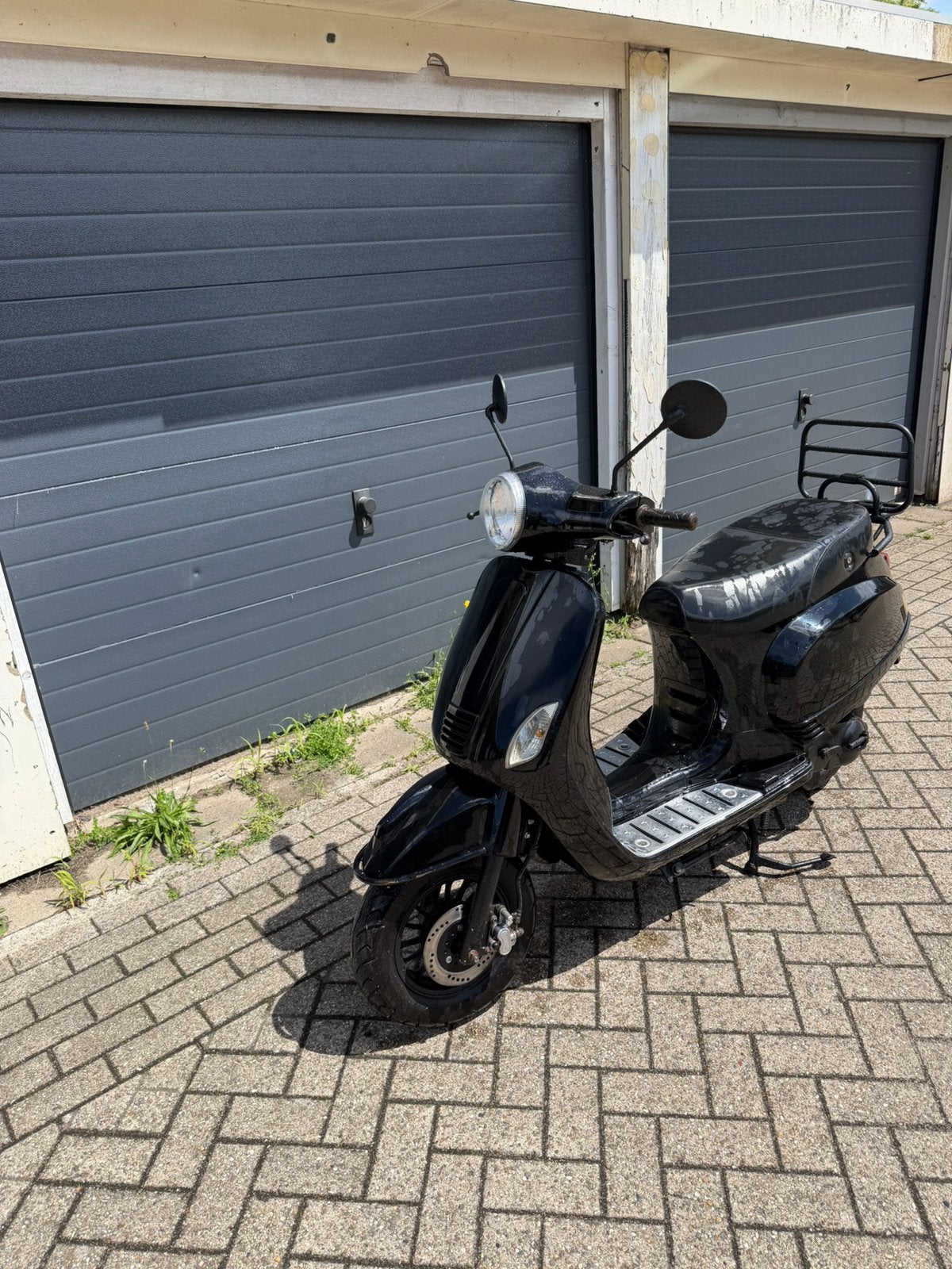 Riva snorscooter scooter, Fietsen en Brommers, Snorfietsen en Snorscooters, Ophalen of Verzenden, Zo goed als nieuw, Benzine, Overige merken