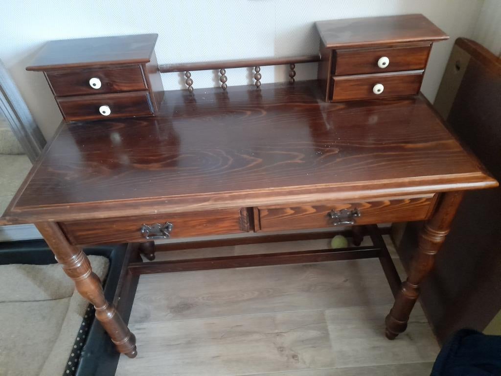 Houten bureau met lades, Ophalen