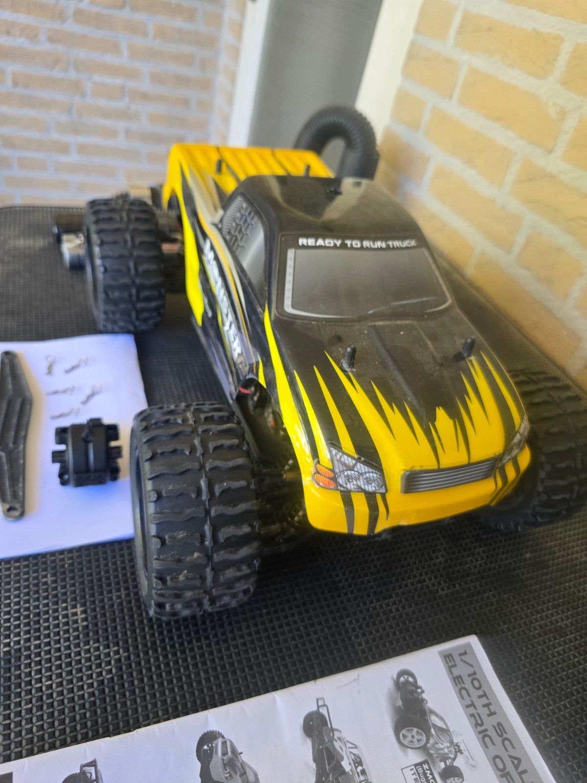 RC Himoto Monster Truck 1/10 4x4 met lader en batterijen, Elektro, Gebruikt, Auto offroad, Ophalen of Verzenden