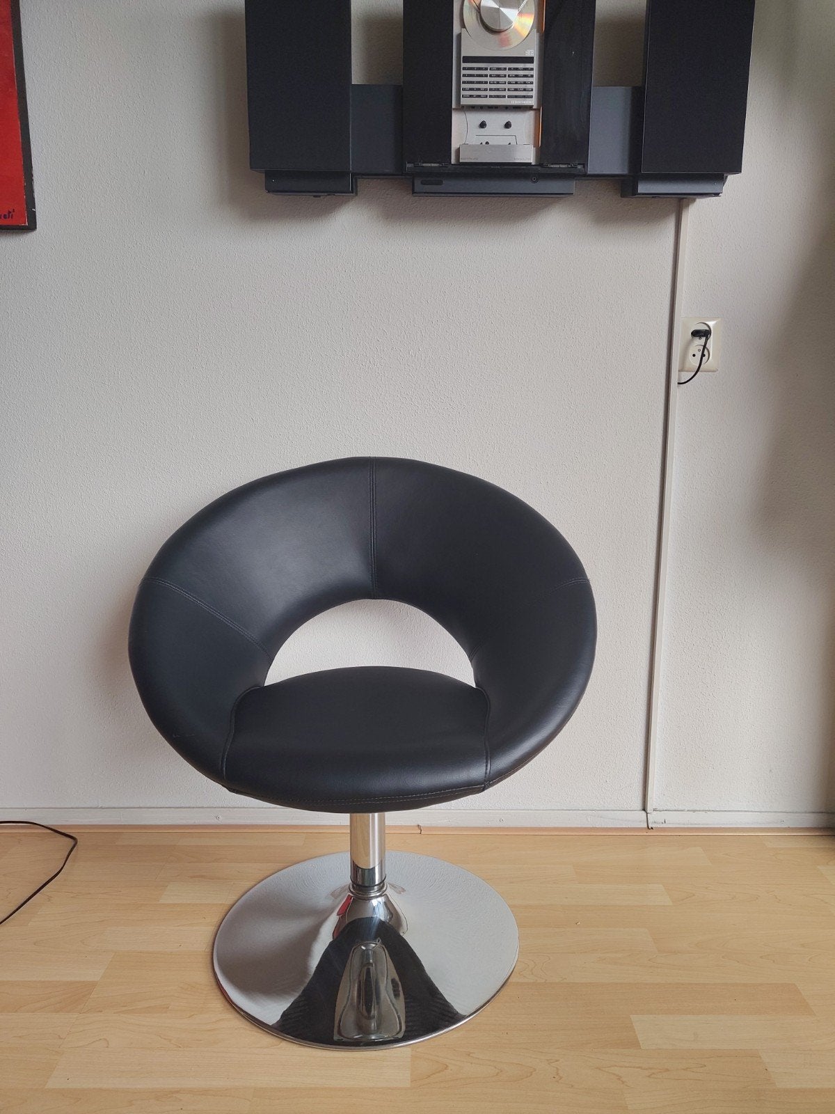 Draaibare fauteuil met chromen voet en leerlook, Huis en Inrichting, Ophalen, Minder dan 75 cm, Zo goed als nieuw, Leer