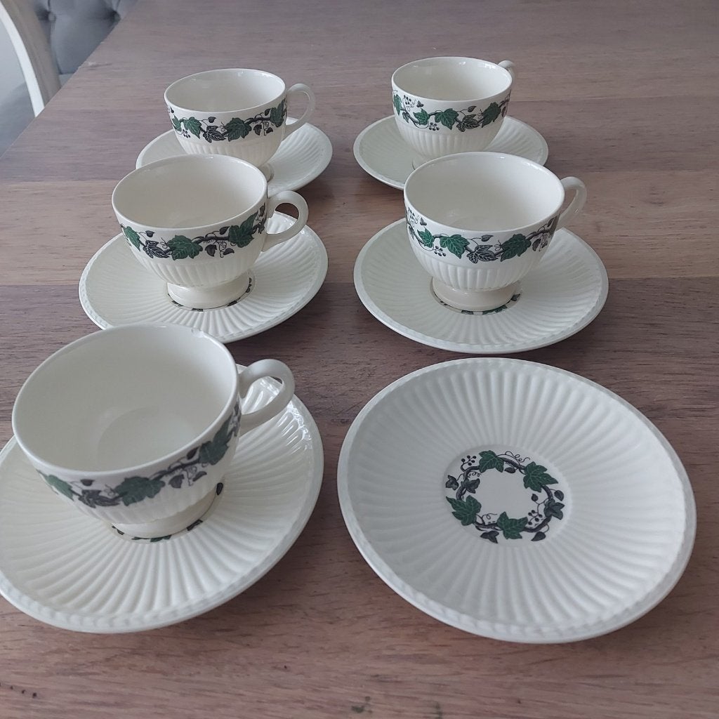 Vintage Wedgwood Stratford – 5 kopjes en 6 schotels, Gebruikt, Klassiek, Ophalen of Verzenden, Kop(pen) en/of Schotel(s)
