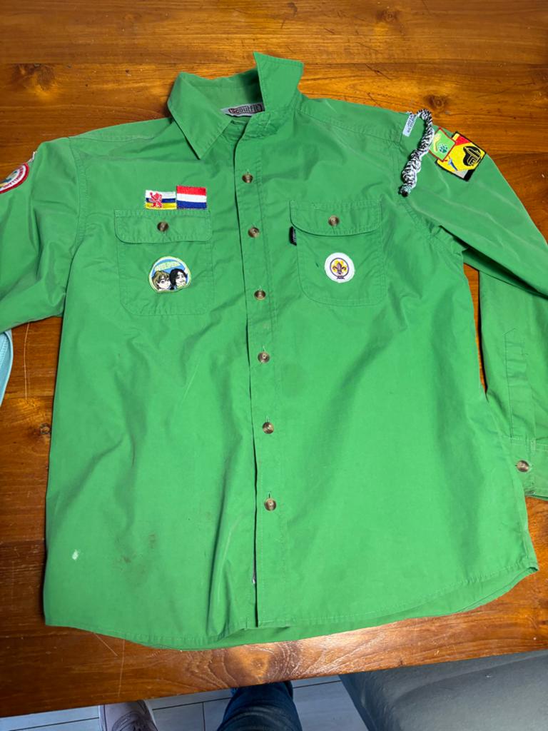 Scoutfit Scouting Blouse Maat 158 - Groen met Badges, Ophalen of Verzenden, Gebruikt, Embleem, Speld of Insigne