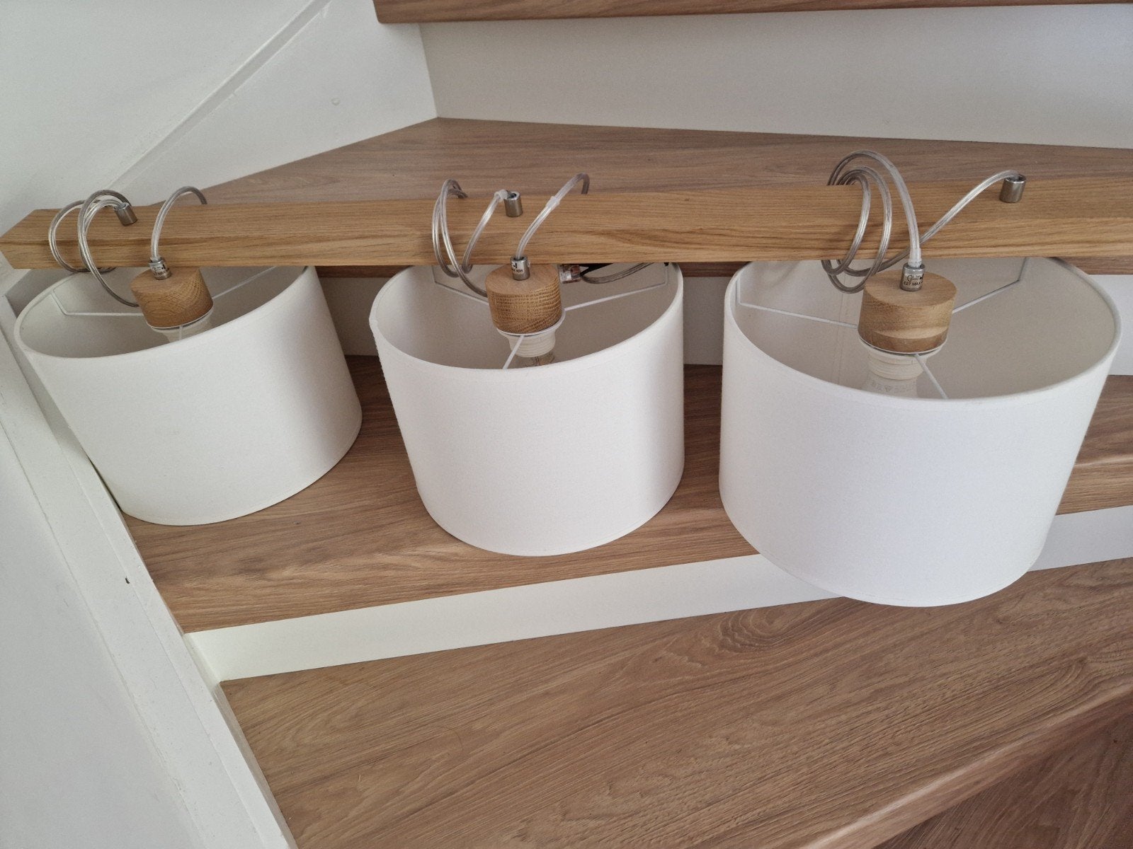 Hanglamp met 3 witte kappen en houten balk, Ophalen, Modern, Scandinavisch, E27 (groot), Zo goed als nieuw