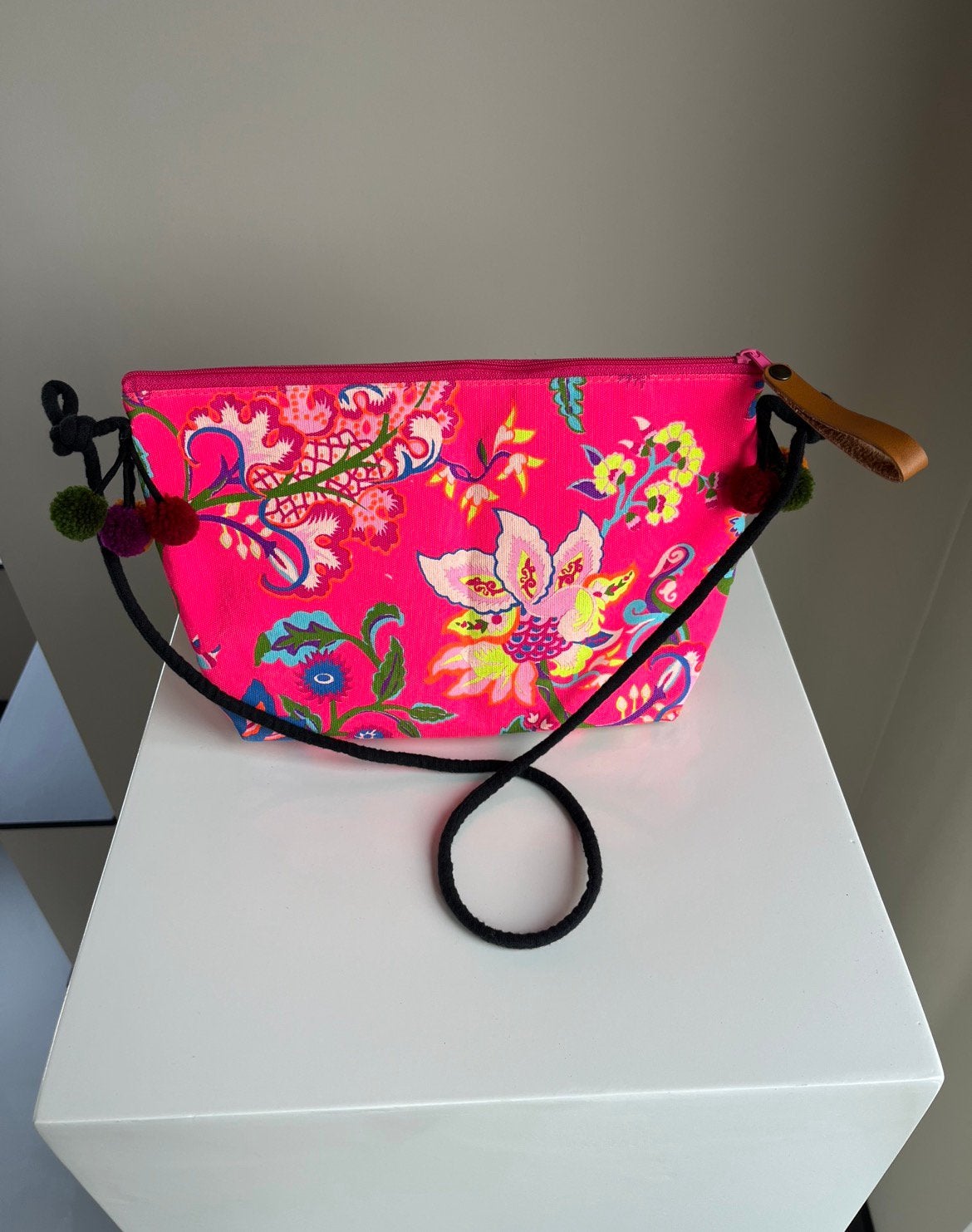 Felroze Boho crossbody tasje met pompoms, Ophalen of Verzenden, Nieuw, Roze, Overige merken