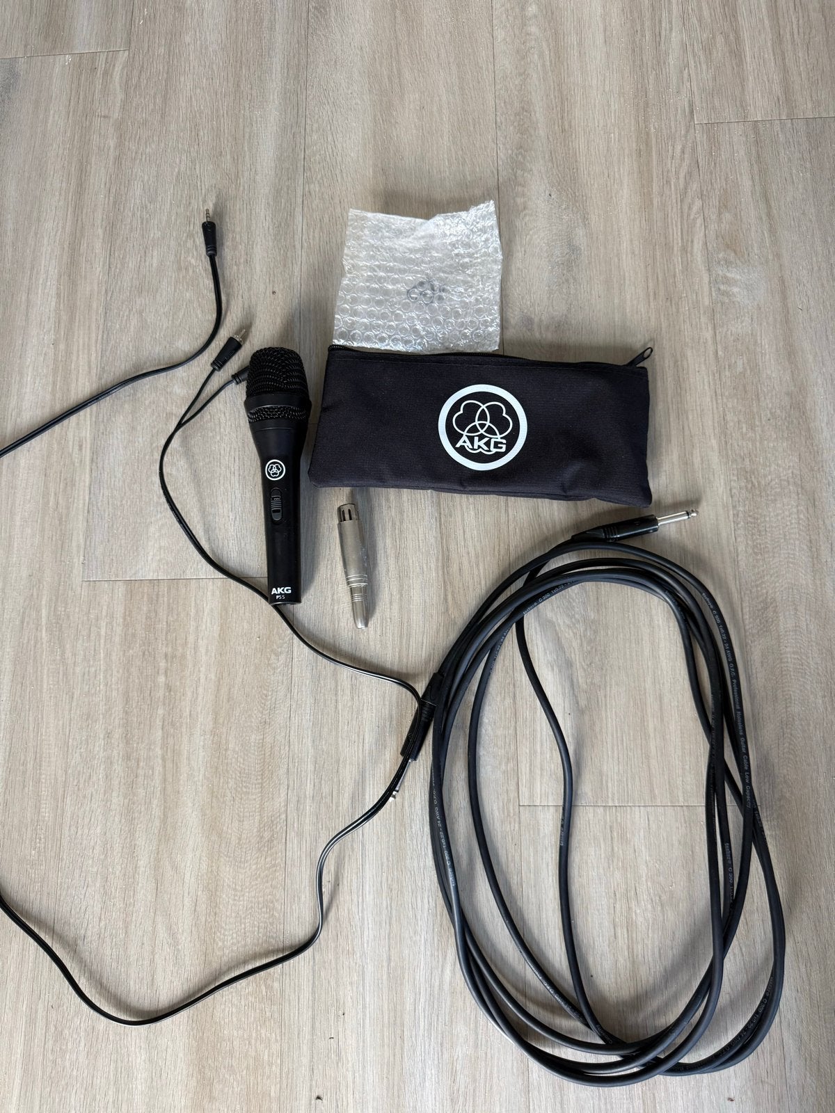 AKG P5S Dynamische Zangmicrofoon met Kabel en Tas, Ophalen of Verzenden, Zo goed als nieuw, Zangmicrofoon