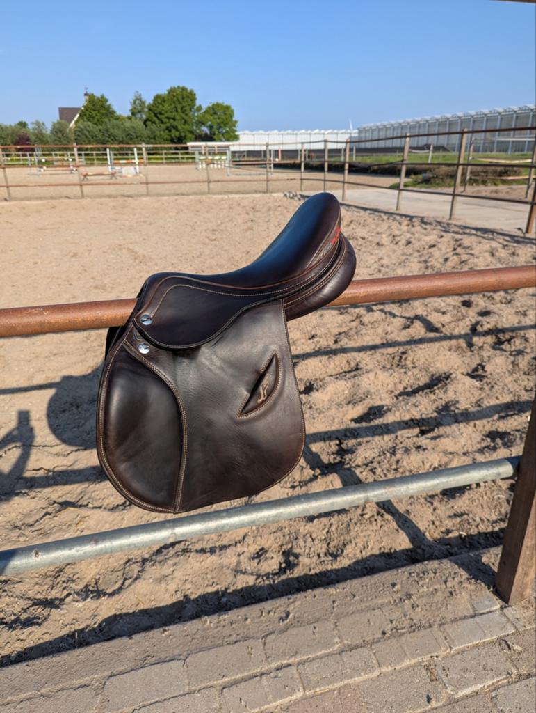 Erreplus JF springzadel 17,5” bruin | in nette staat, Dieren en Toebehoren, Paarden en Pony's | Zadels, Ophalen of Verzenden, Springen