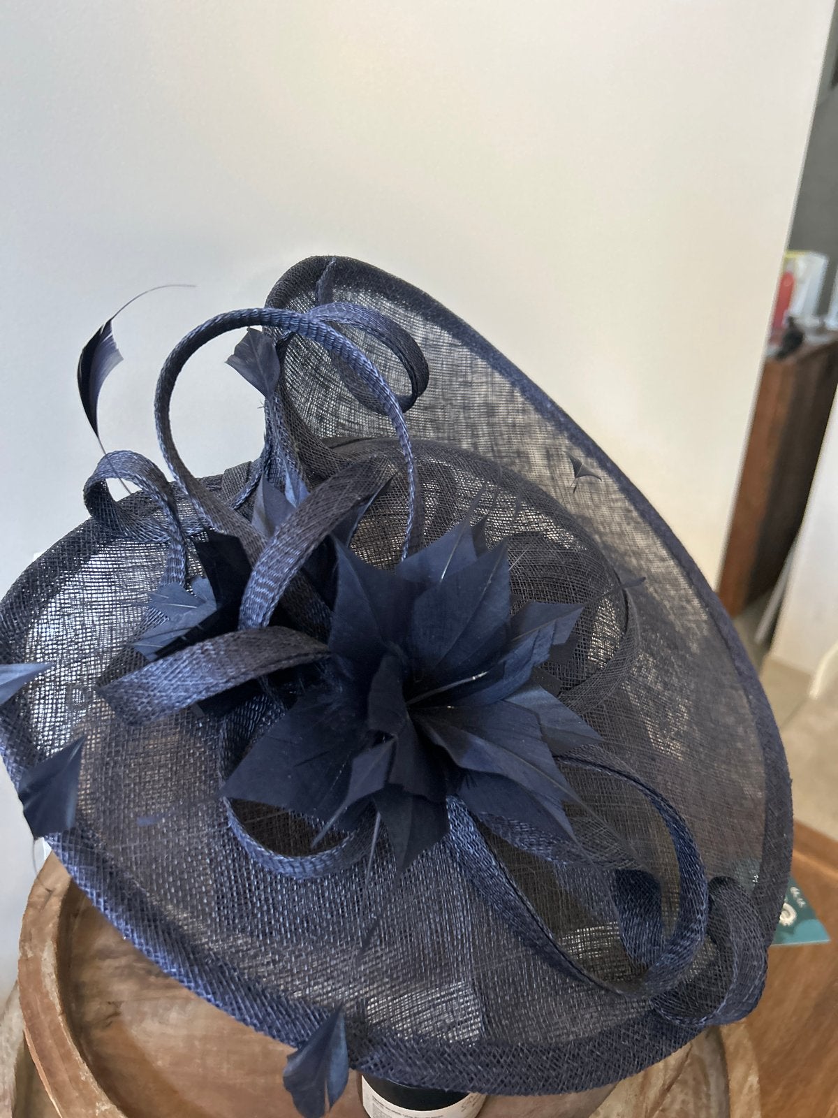 Maddox Donkerblauwe Fascinator Hoed met Veren, Ophalen of Verzenden, Zo goed als nieuw, One size fits all, Hoed