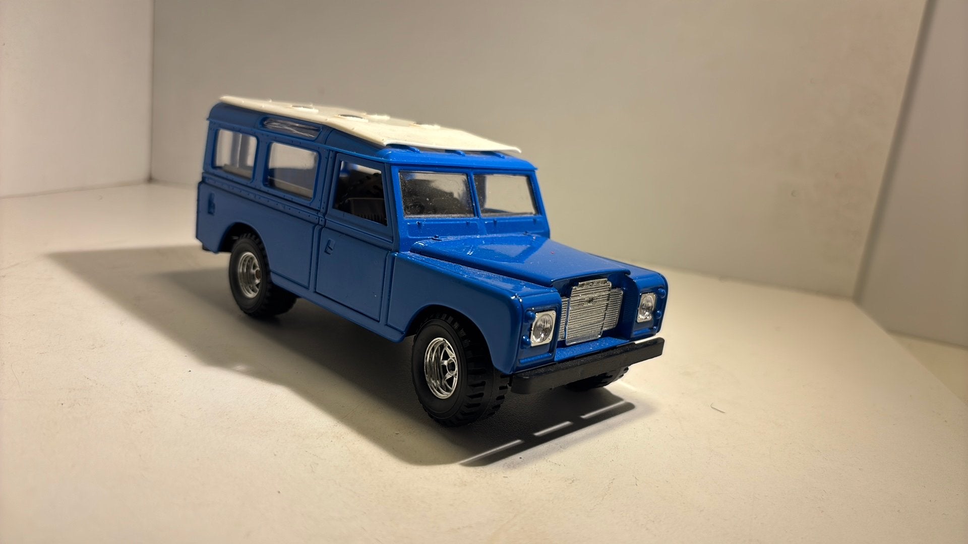 Land rover bleu Bburago 1.24, Hobby en Vrije tijd, Ophalen of Verzenden, Bburago, A, A