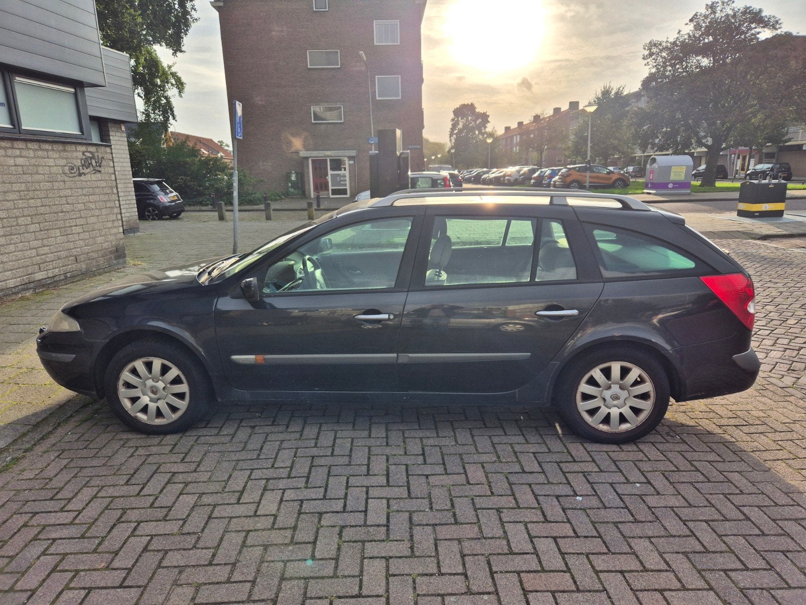 Renault Laguna 1.8 16V Grand Tour Dynamic 2003 Zwart, Auto's, Laguna, 4 cilinders, 1290 kg, Zwart