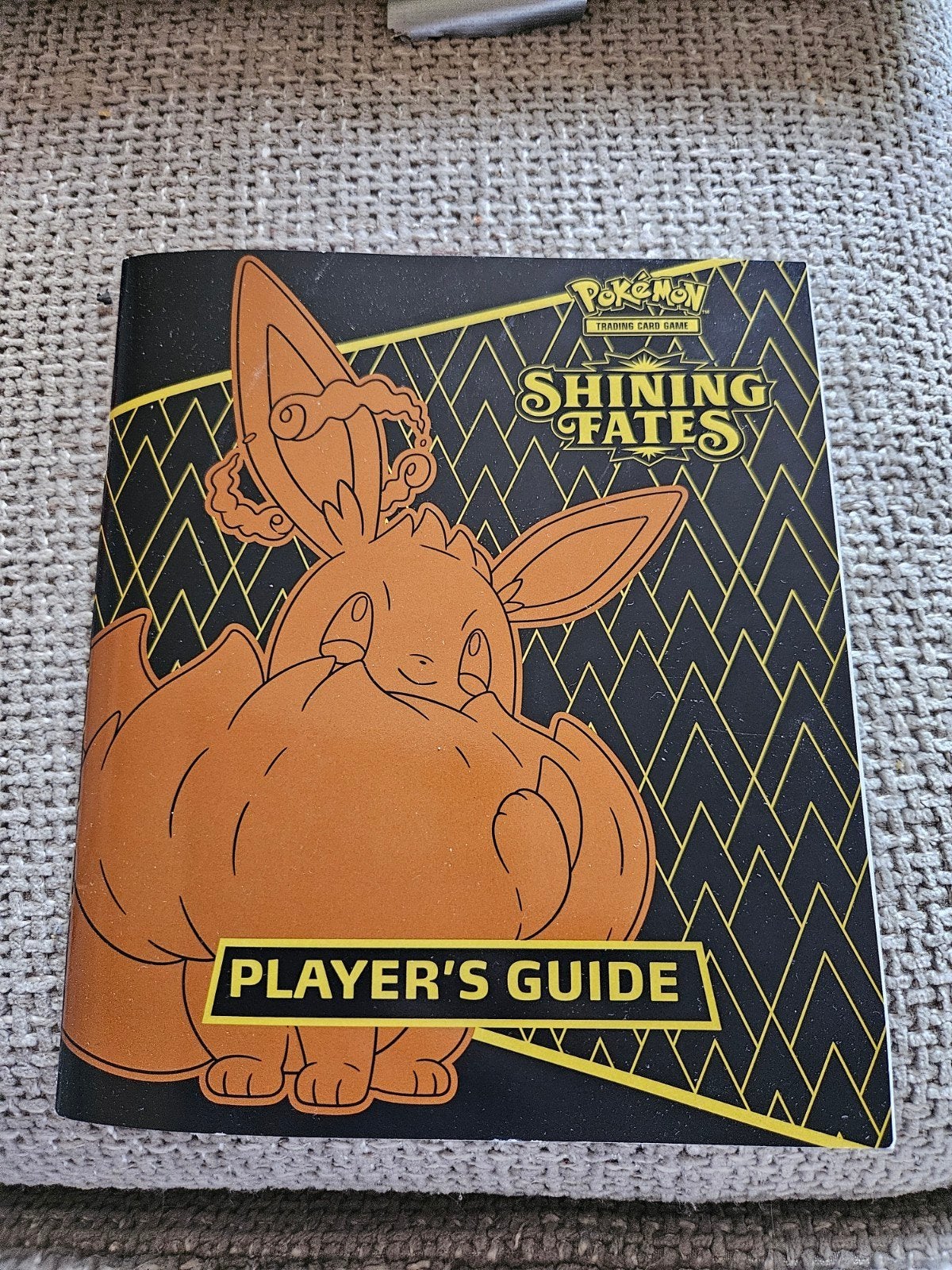 Pokémon Shining Fates Player's Guide, Ophalen of Verzenden, Zo goed als nieuw, Boek of Catalogus