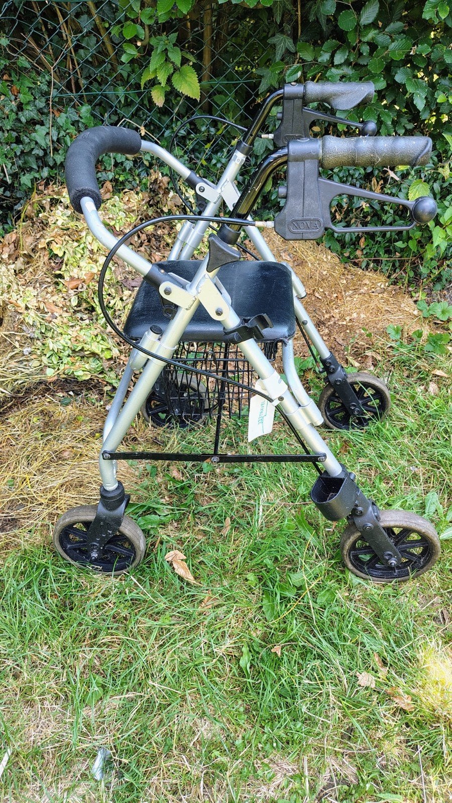 Opvouwbare stevige rollator met zit mogelijkheid en remmen., Ophalen