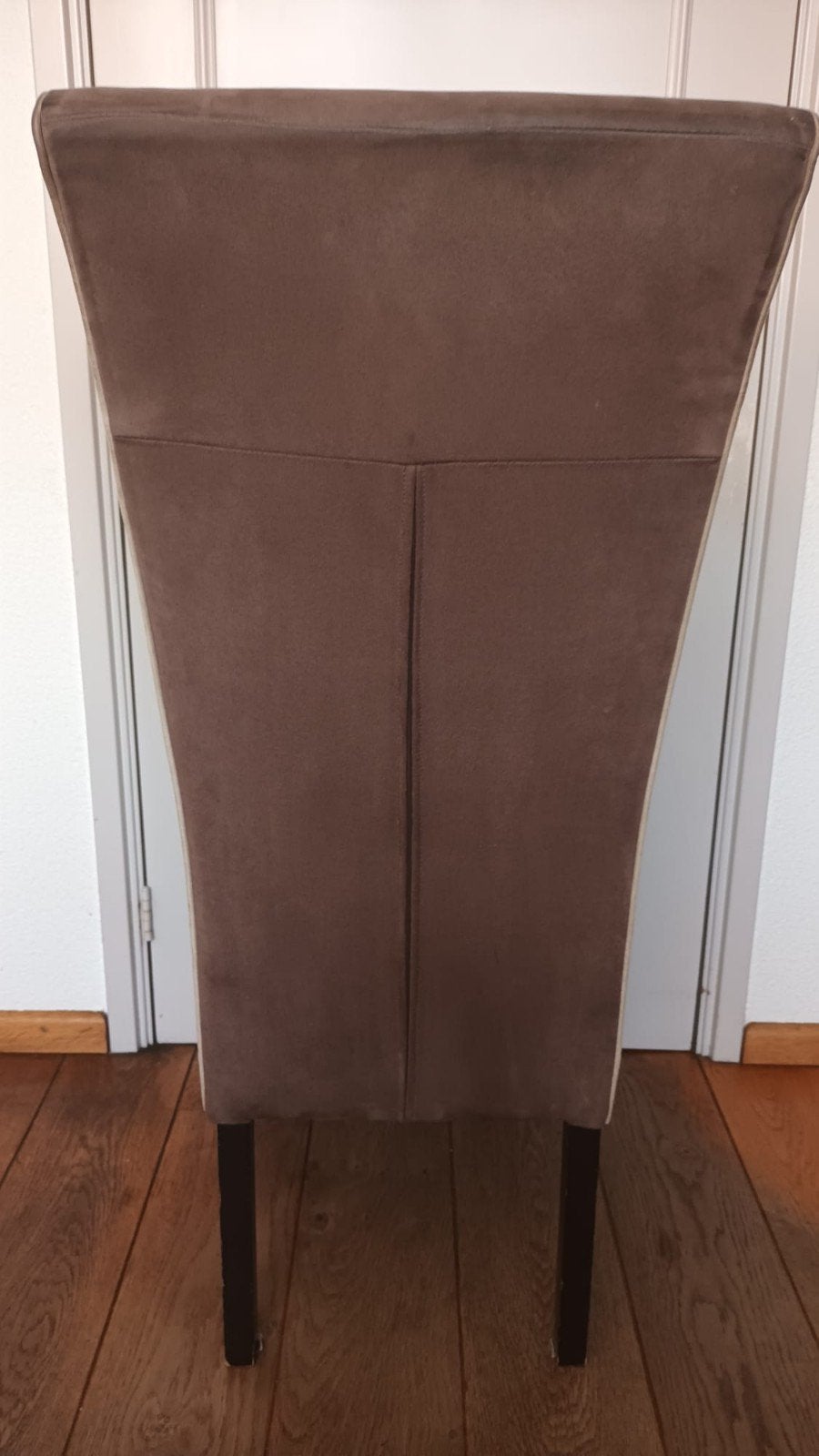 Gratis af te halen vier bruine eetkamerstoelen, Huis en Inrichting, Stoelen, Ophalen, Gebruikt, Bruin, Klassiek