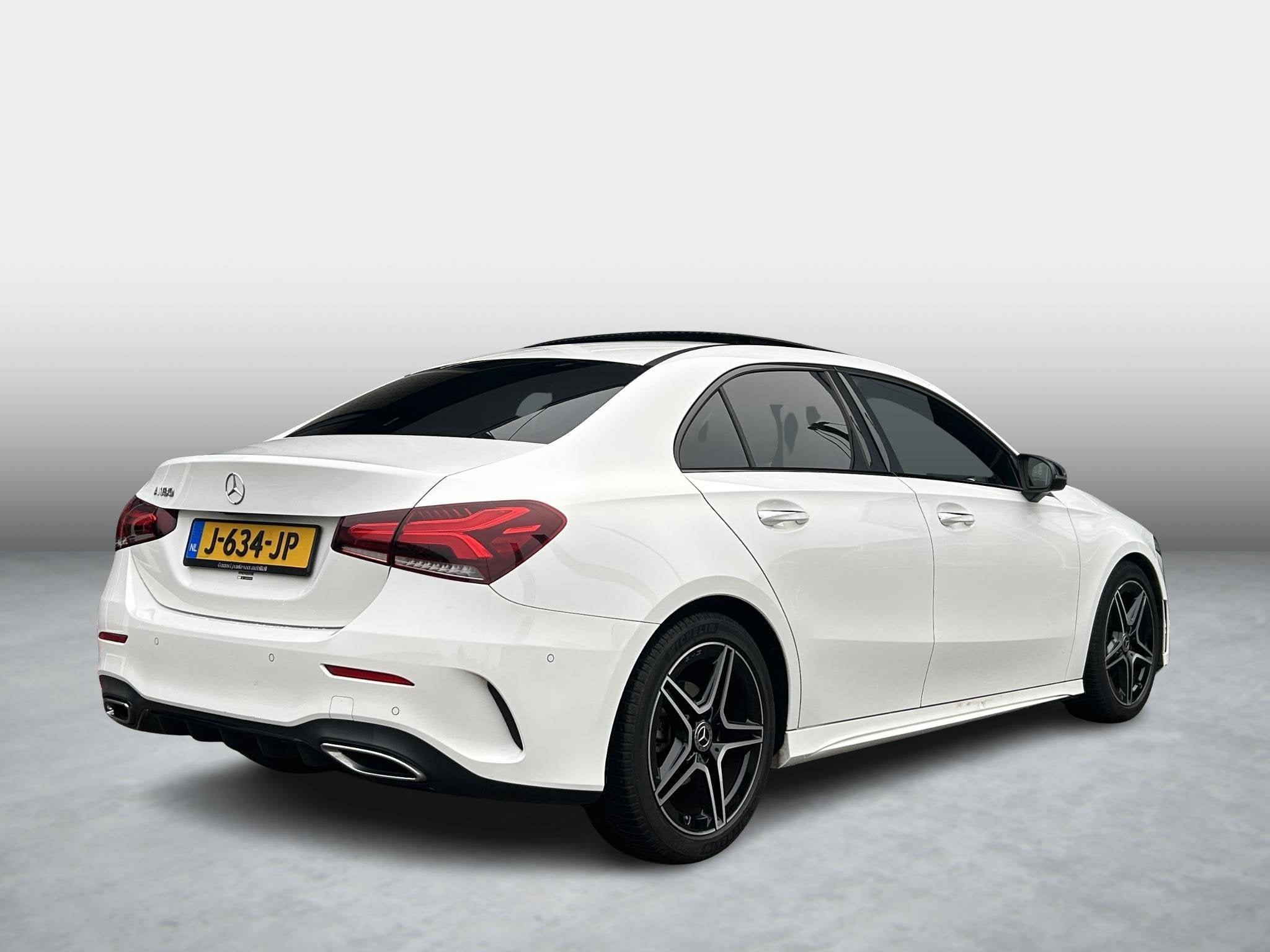 Mercedes-Benz A-klasse Limousine 180 AMG | Panoramadak | Cru, Auto's, Wit, Origineel Nederlands, Bedrijf, 690 kg