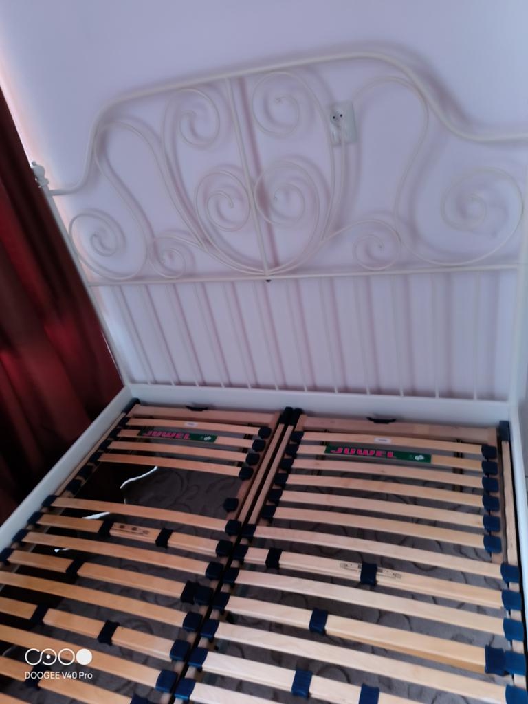 Tweepersoonsbed met sierlijk metalen frame en lattenbodems, Gebruikt, Wit, Tweepersoons, Ophalen of Verzenden