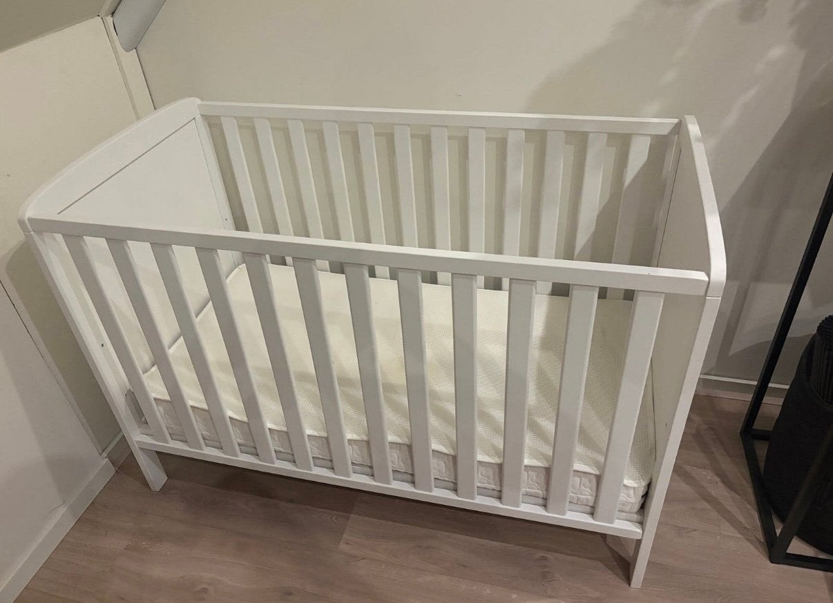 Babybedje 60x120cm met Aerosleep matras, Kinderen en Baby's, Ophalen, Zo goed als nieuw, Ledikant