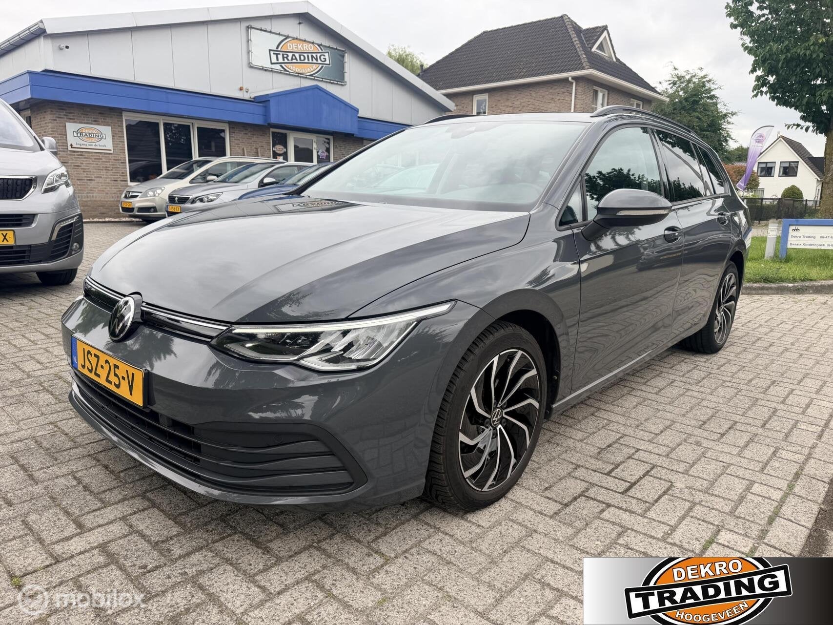 VW Golf 8 Variant 1.0 TSI Life Business luxe uitvoering, Auto's, Voorwielaandrijving, Gebruikt, Euro 6, Automatische klimaatregeling