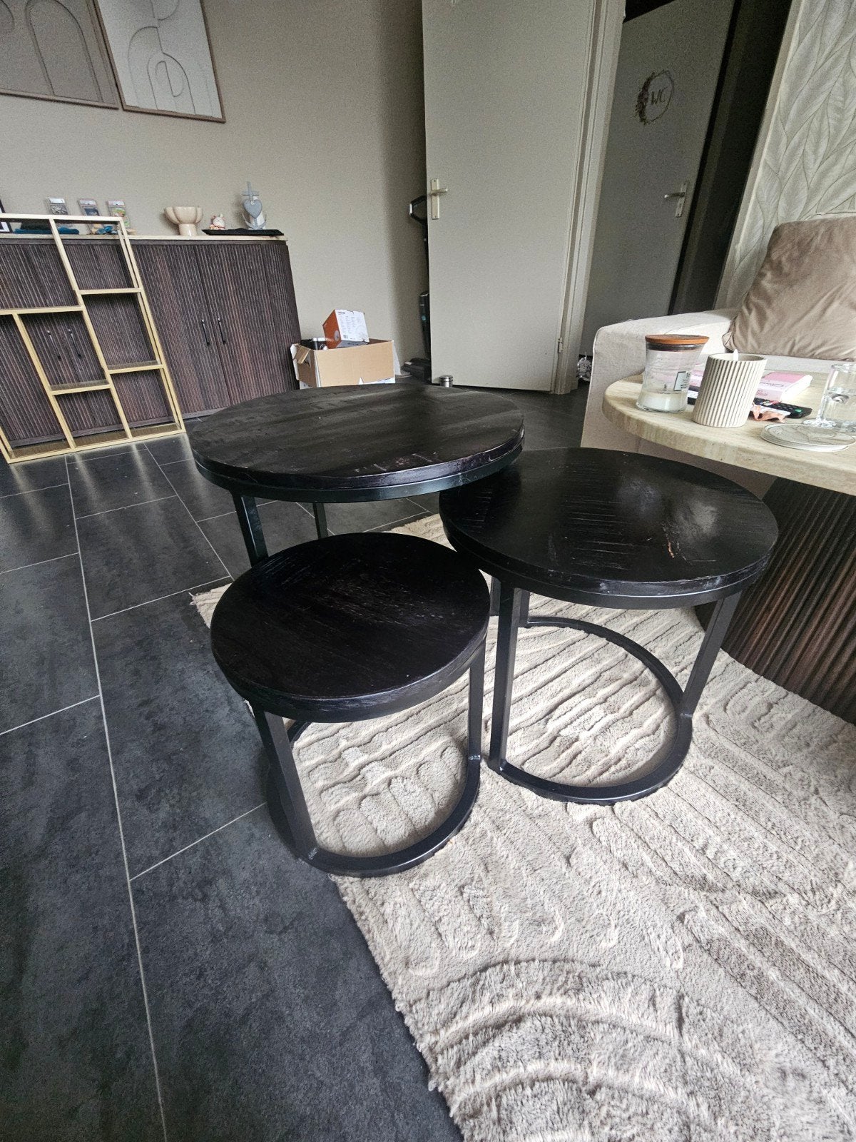 Set van 3 zwarte bijzettafels, rond, mangohout en metaal, 50 tot 100 cm, Modern, Industrieel, Rond, Zo goed als nieuw
