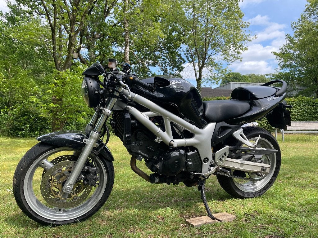 Suzuki SV650 | CafeRacer | 2001 | Nieuwe ketting & banden, 2 cilinders, Motorrijbewijs A, Gebruikt, Particulier