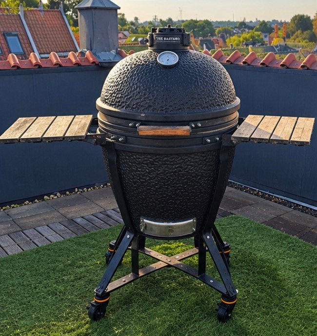 The Bastard Large Kamado BBQ met onderstel en zijtafels, Ophalen, Gebruikt
