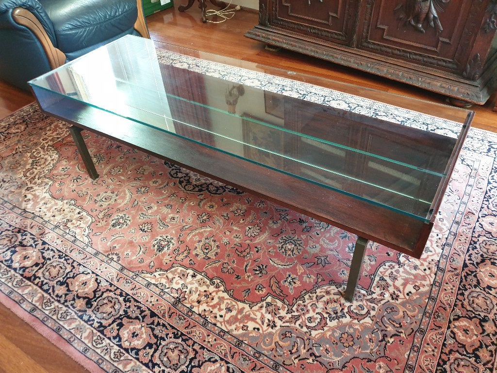Retro salontafel met open glazen vitrine, Huis en Inrichting, Tafels | Salontafels, Ophalen, Minder dan 50 cm, Gebruikt, 100 tot 150 cm