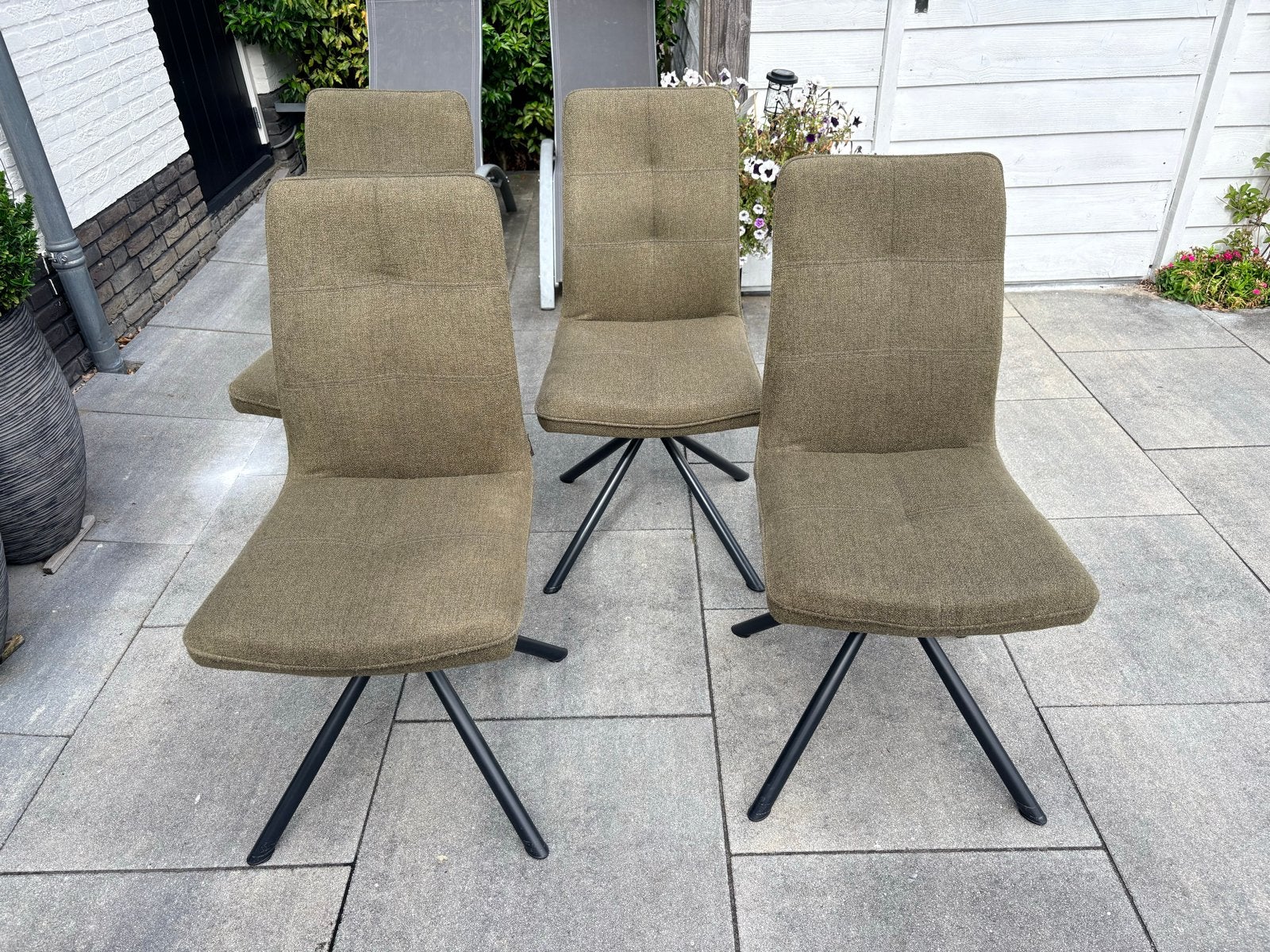 4 moderne olijfgroene eetkamerstoelen, Ophalen, Overige kleuren, Zo goed als nieuw, Metaal