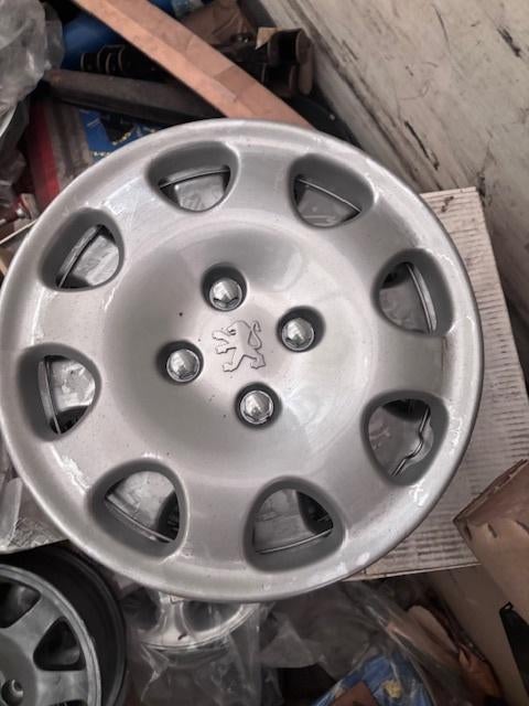 Peugeot wieldoppen 2 stuks, Voor, Nieuw, Ophalen of Verzenden, Bumper
