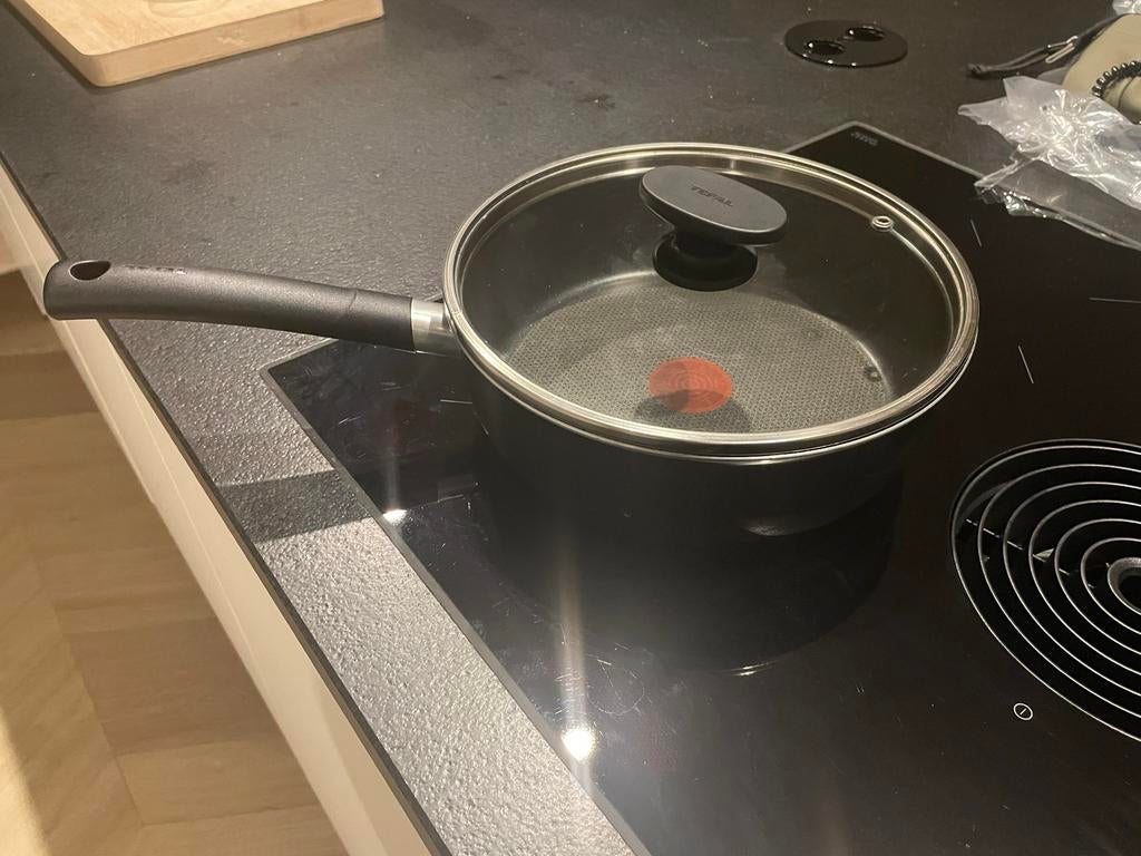 Tegal hapjespan met glazen deksel, Huis en Inrichting, Keuken | Potten en Pannen, Ophalen of Verzenden, Zo goed als nieuw