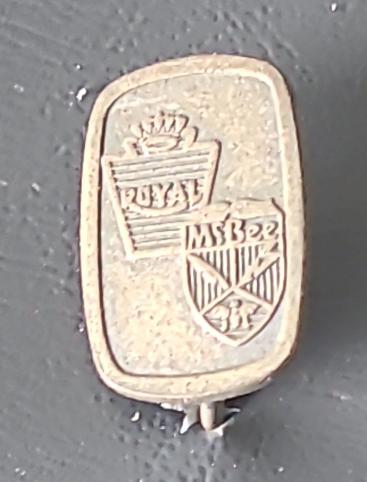 Vintage Royal MSBee Speldje - Uniek Verzamelaarsitem, Verzenden, Gebruikt, Merk, Speldje of Pin