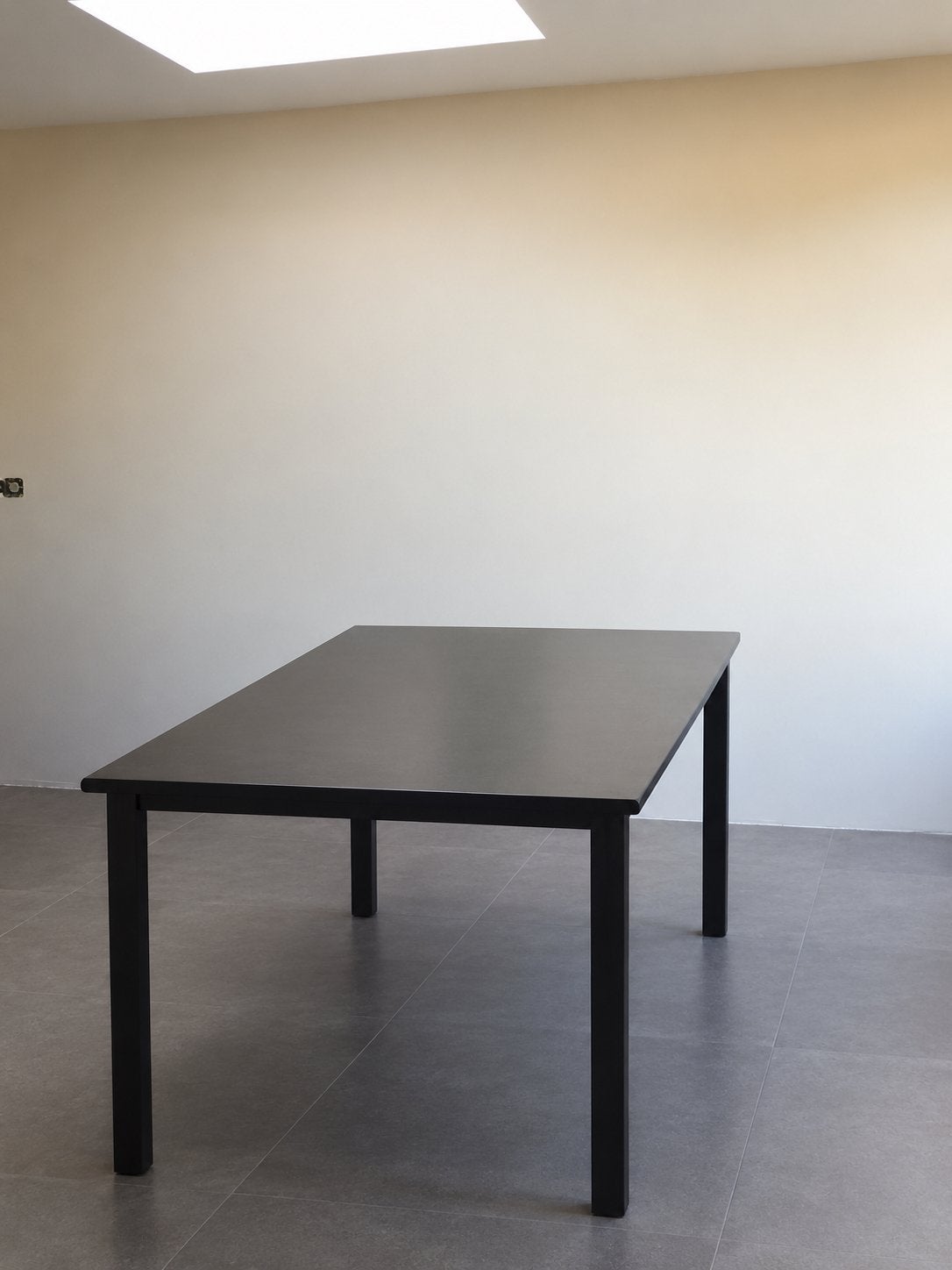 Moderne zwarte eettafel - Ruim en stijlvol, Ophalen, 50 tot 100 cm, Zo goed als nieuw, 150 tot 200 cm