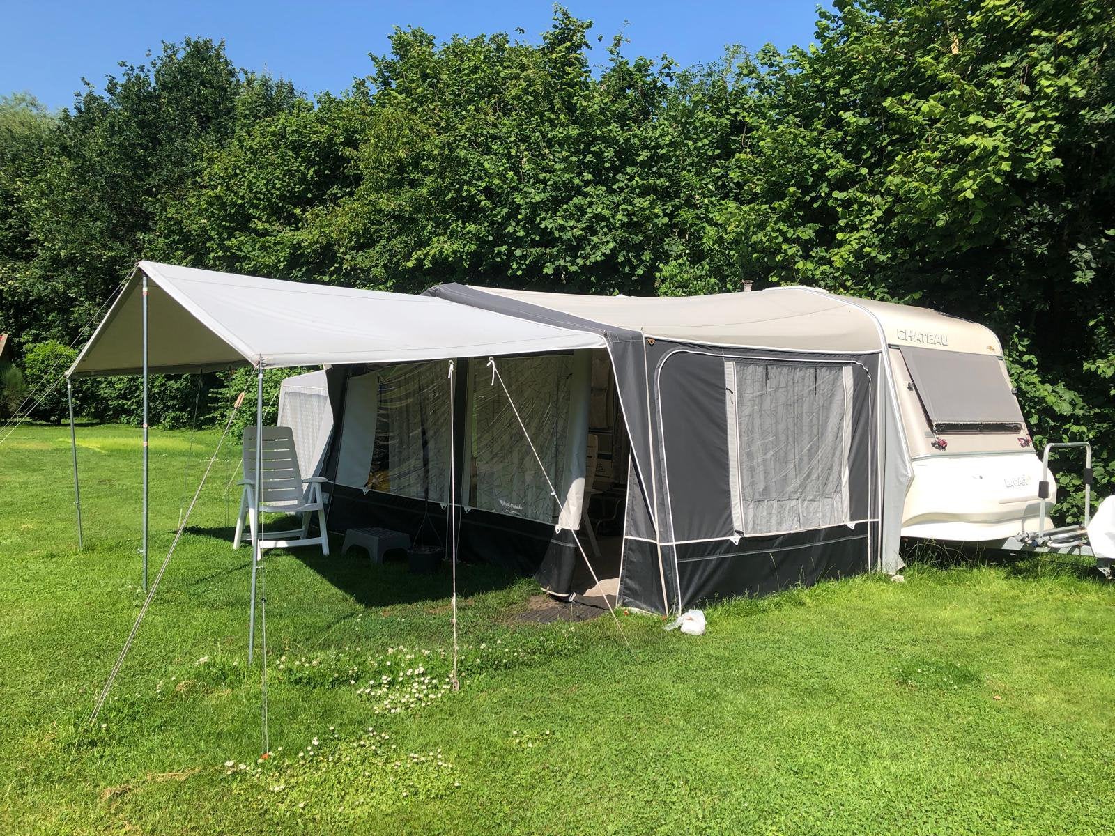 Chateau La Car Trophee 450 caravan + voortent + inventaris, Caravans en Kamperen, Caravans, Chateau, Uitbouw voortent, Treinzit