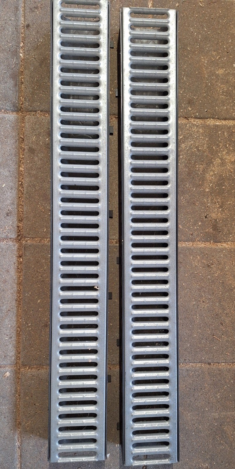 2x Afvoergoot met rooster, 1 meter, zink, Doe-het-zelf en Verbouw, Buizen en Afvoer, Ophalen, Minder dan 2 meter, 80 mm of meer