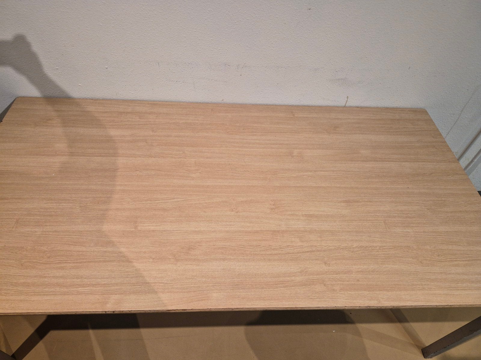 Foto 17 van veel meubels met gebruikssporen.