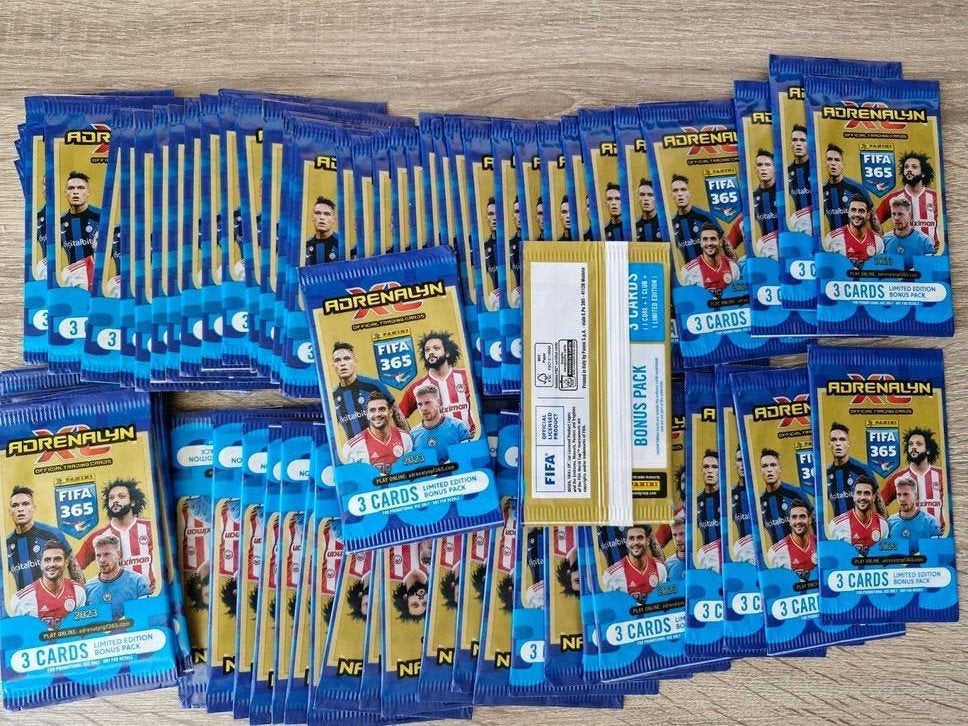 Panini FIFA 365 XL 2023 - 100 setjes + Panna doeboek, Ophalen of Verzenden, Nieuw, Overige sporten, Poster, Plaatje of Sticker