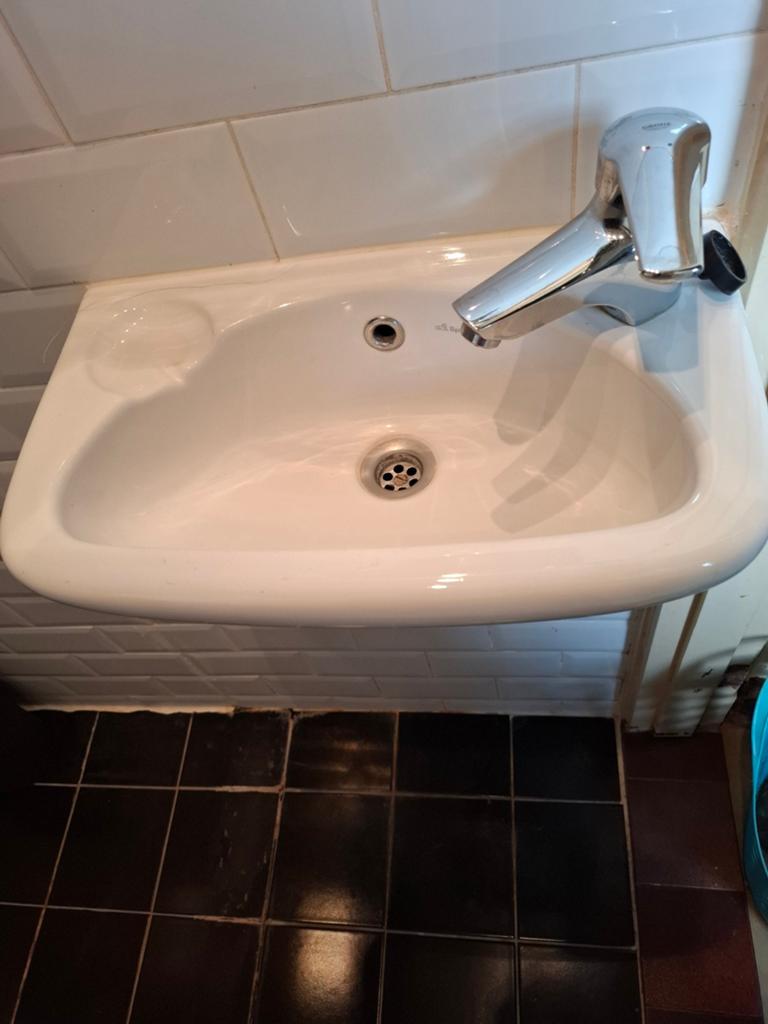 Wasbak met kraan. In goede staat, geen beschadigingen oid., Ophalen, 50 tot 100 cm, Zo goed als nieuw, Minder dan 100 cm