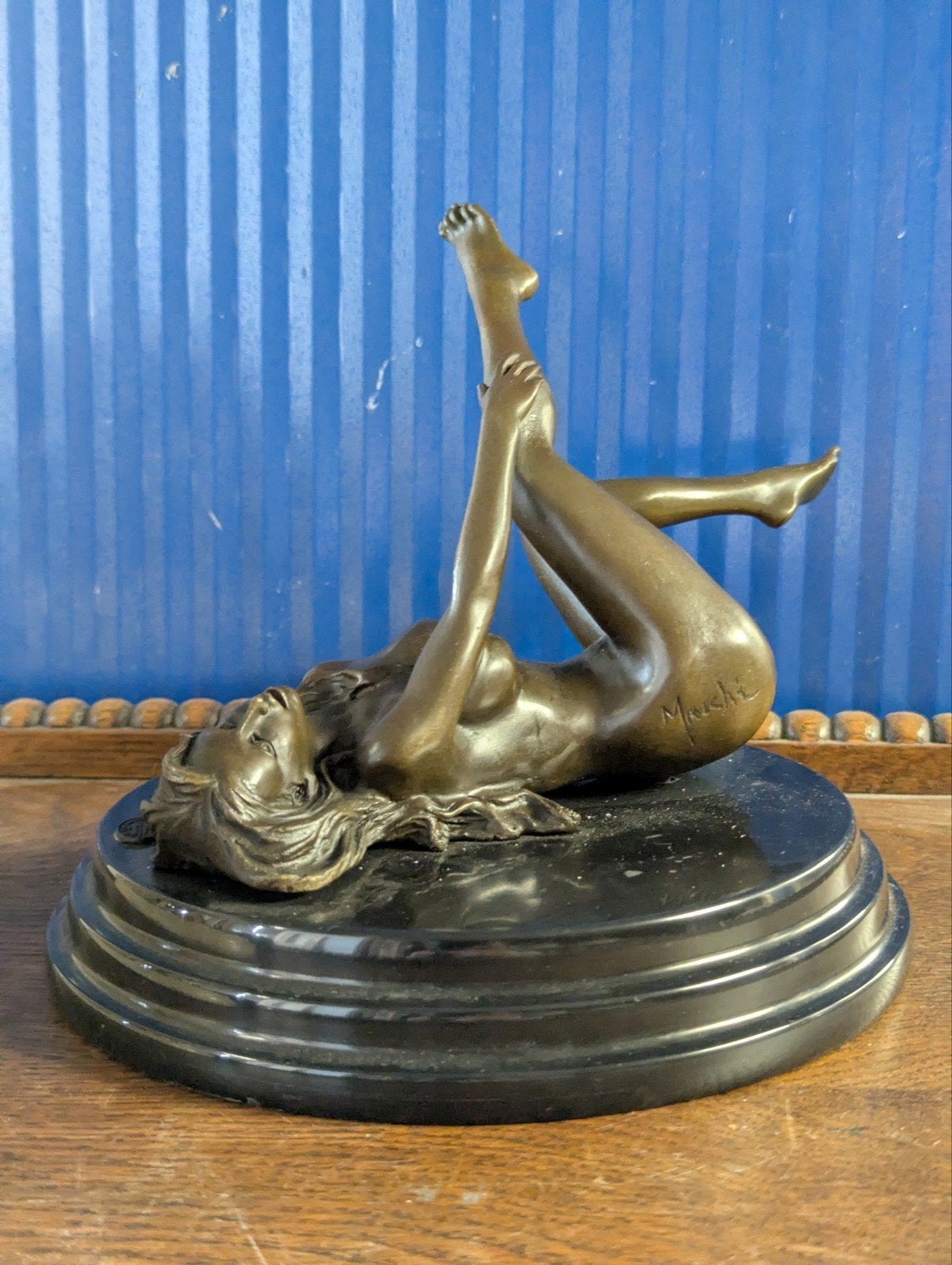 Bronzen beeld van liggende vrouw op marmeren sokkel, Antiek en Kunst, Ophalen of Verzenden