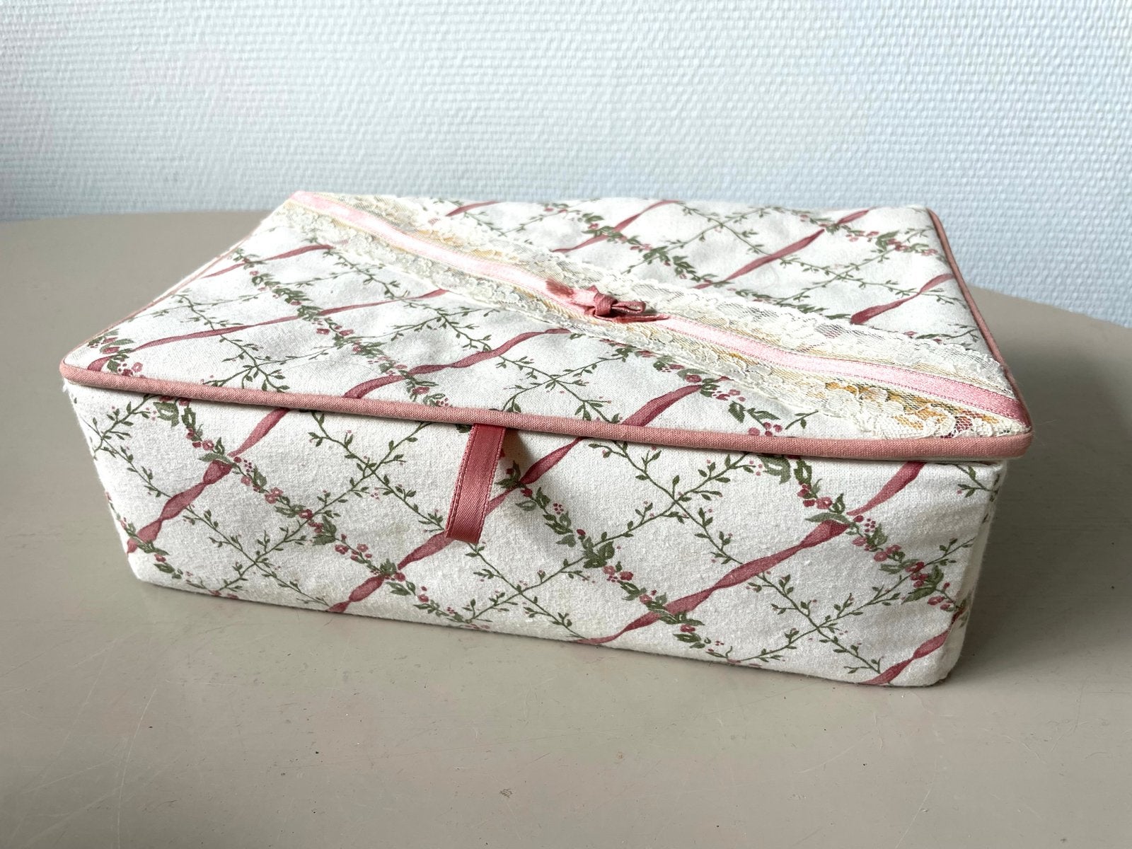 Charmante stoffen doos met lint en kant, Ophalen of Verzenden, Gebruikt, Overige materialen, Minder dan 50 cm