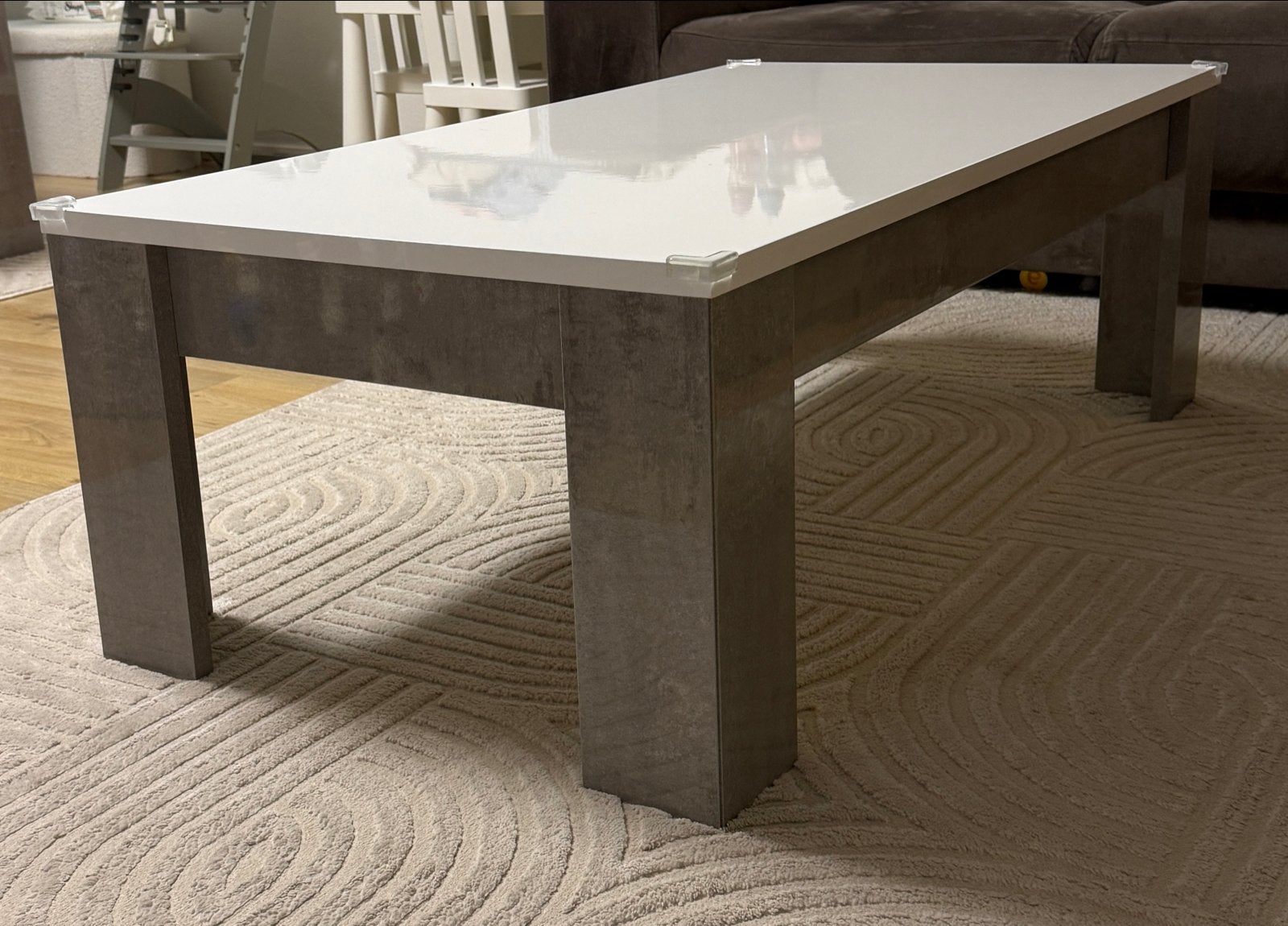 Moderne eettafel met 4 stoelen + salontafel - Wit en grijs, Kunststof, Gebruikt, 150 tot 200 cm, Vier personen