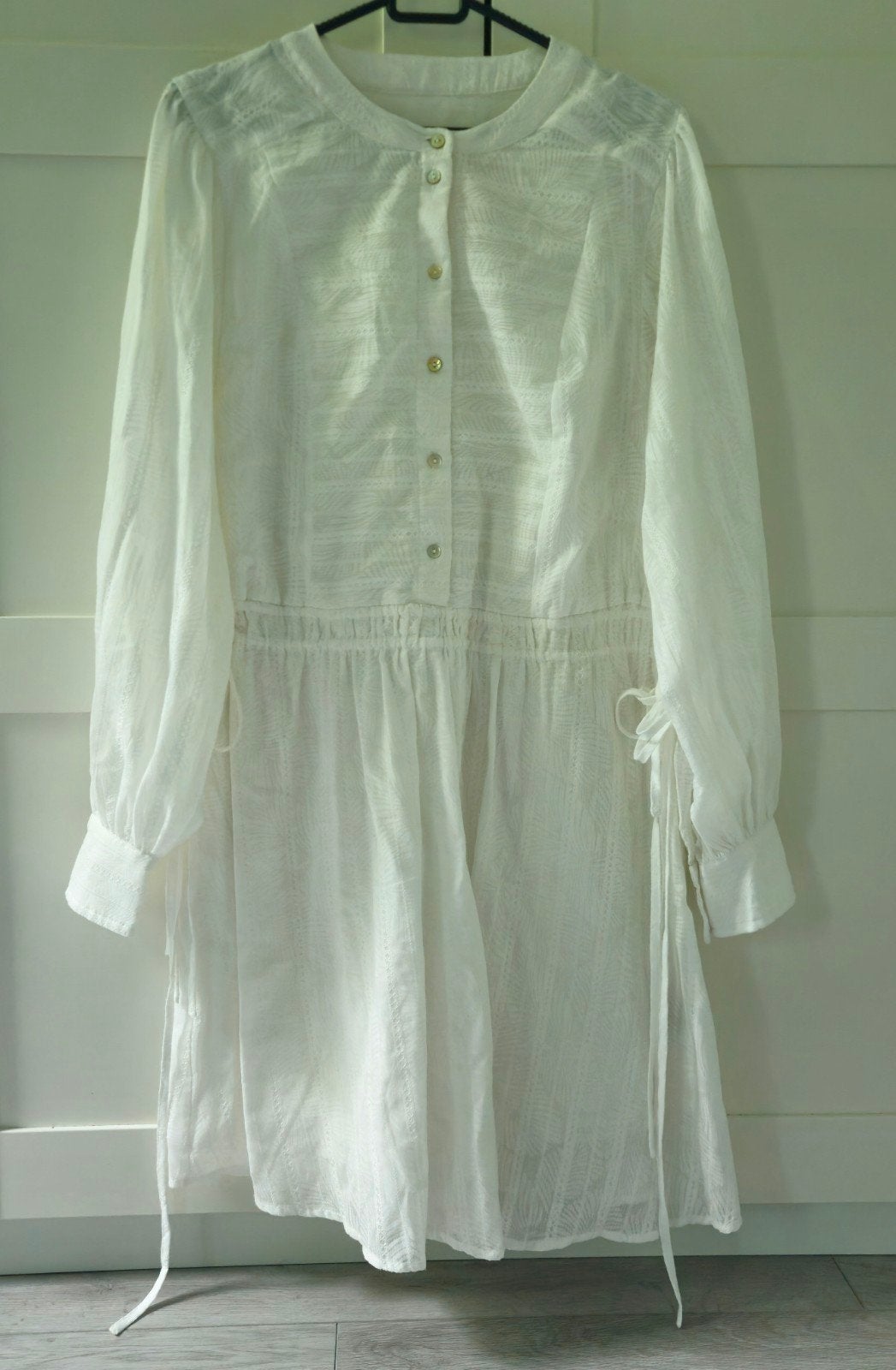 Opruiming: Witte jurk met lange mouwen en patroon maat L, Kleding | Dames, Jurken, Ophalen of Verzenden, Zo goed als nieuw, Maat 42/44 (L)