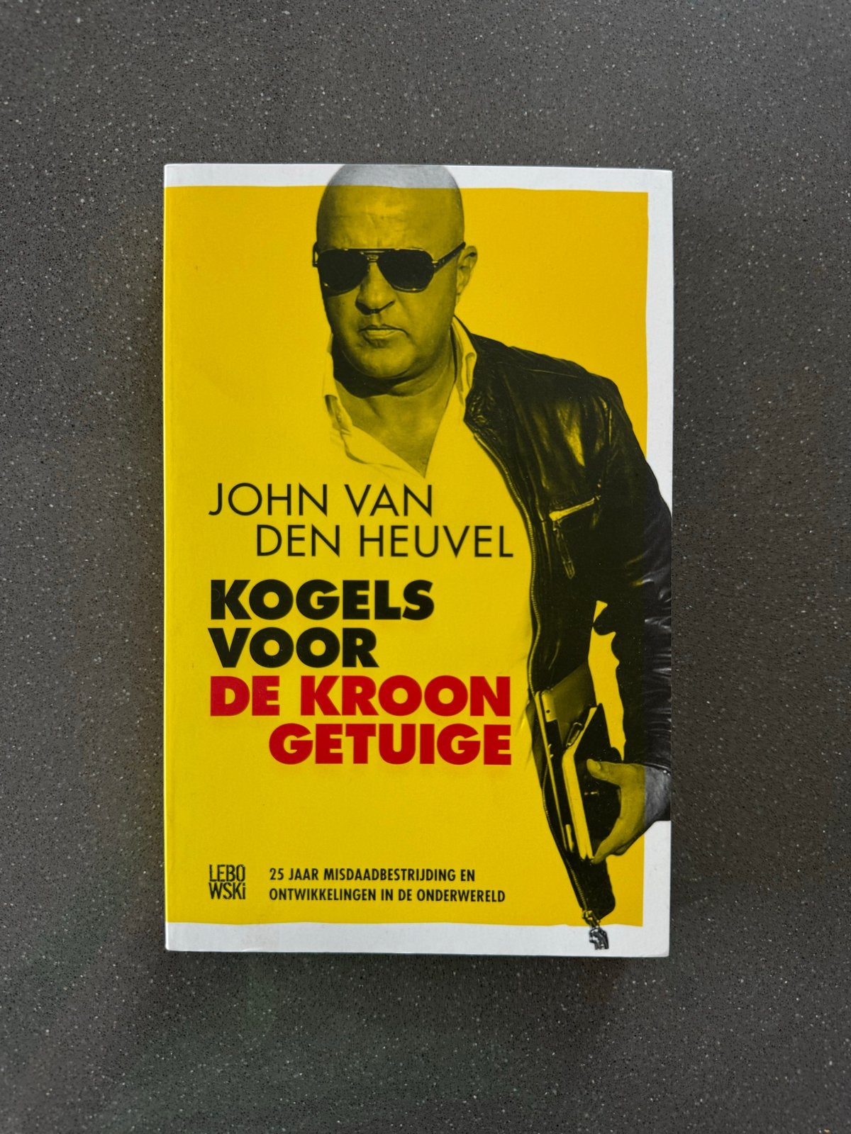 Gesigneerd Kogels voor de Kroongetuige - John van den Heuvel, Boeken, Ophalen of Verzenden, Zo goed als nieuw, John van den Heuvel